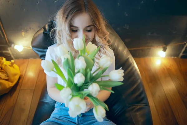 Boldog Lány Csokor Fehér Tavaszi Virágok Március Csokor Fehér Virágok — Stock Fotó