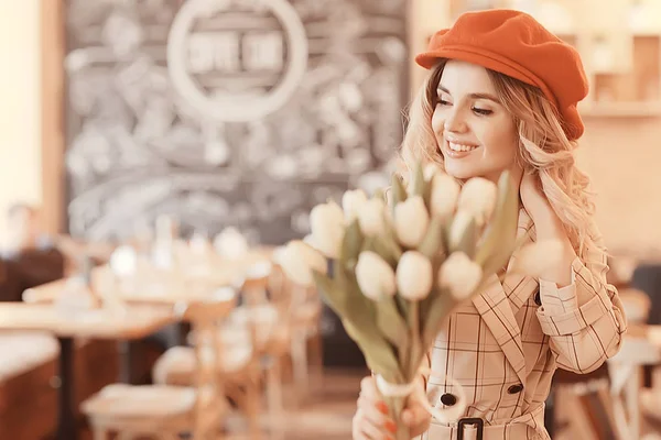 Beyaz bahar çiçekler mutlu kız buket/beyaz çiçekler, güzel genç model Mart buket