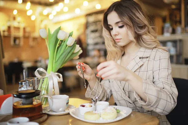 Chica Sentada Café Una Mesa Hermosa Joven Modelo Posando Con —  Fotos de Stock