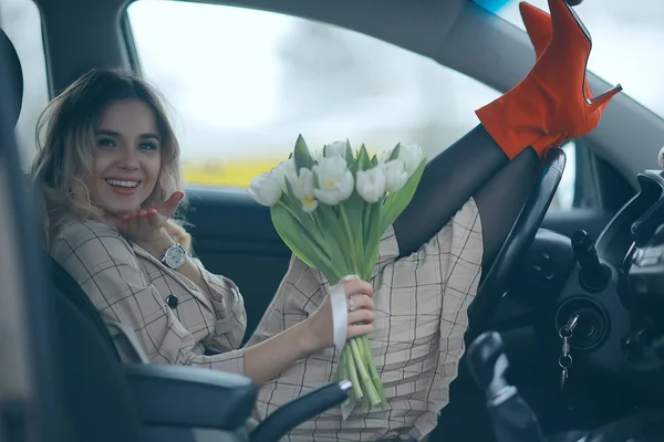 Beyaz bahar çiçekler mutlu kız buket/beyaz çiçekler, güzel genç model Mart buket