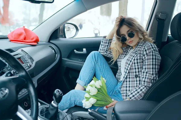 bir bahar güneşli görüntü, güneş gözlüğü sarışın bahar güneş gözlüğü/mutlu kız