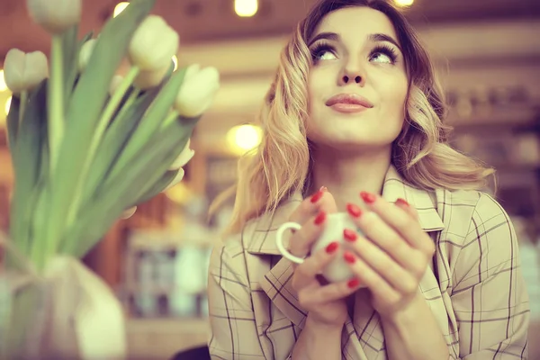 Lány Egy Csokor Virágot Egy Kávézó Gyönyörű Kirakat Diéta Boldogság — Stock Fotó