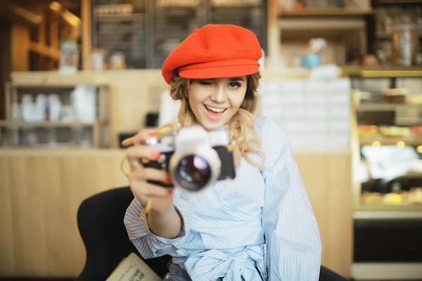 Chica Cámara Vintage Hermosa Modelo Joven Sosteniendo Una Cámara Vieja — Foto de Stock