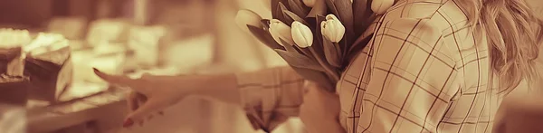 Frühlingsblumen Strauß Schöne Mädchen Mit Frühlingsblumen Aus Weißen Tulpen Glück — Stockfoto