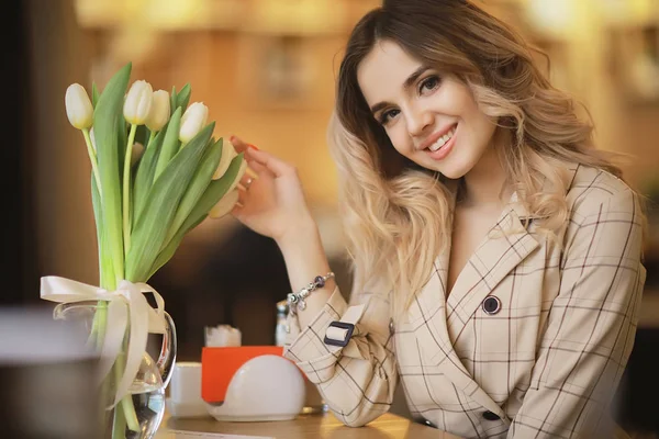 Chica Con Ramo Flores Café Escaparate Hermoso Dieta Felicidad Estado —  Fotos de Stock