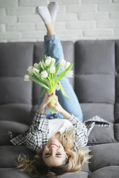 Счастливая Девушка Букет Белых Весенних Цветов Март Букет Белых Цветов — стоковое фото