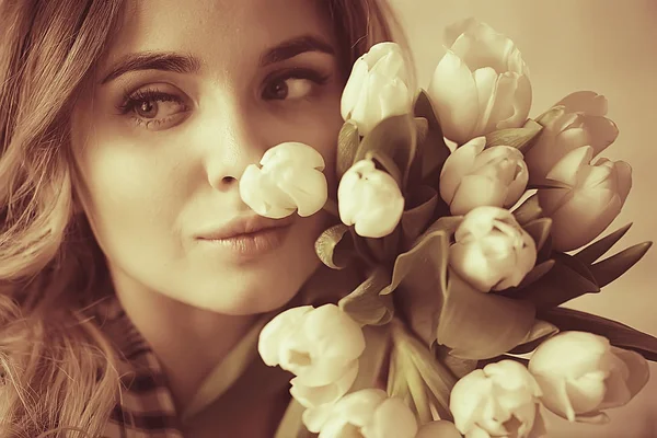 Wiosna Kwiaty Bukiet Piękna Dziewczyna Wiosennych Kwiatów Białych Tulipany Szczęście — Zdjęcie stockowe