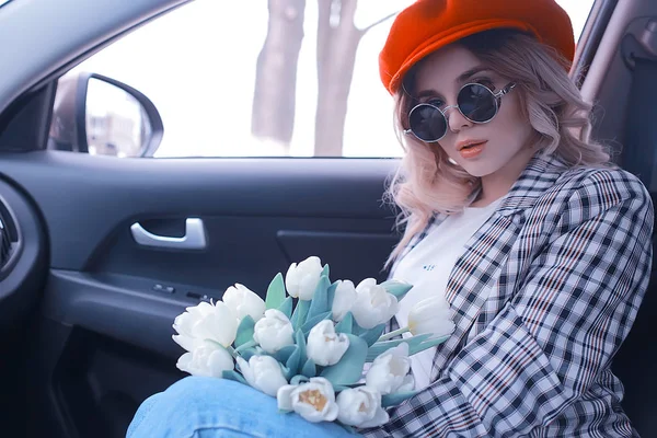 Vento Capelli Fiori Primavera Ragazza Modello Felice Posa Foto Primavera — Foto Stock