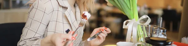 Mädchen Mit Einem Blumenstrauß Einem Café Schöne Vitrine Ernährung Glück — Stockfoto