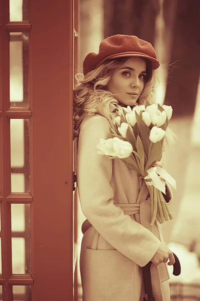 Engeland Red Phone Booth Voorjaar Meisje Londen Lopen Portret Engelse — Stockfoto