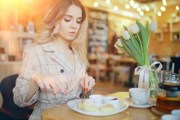 bir kafede çiçekler bir buket ile kız/güzel vitrin, diyet, mutluluk, ruh hali