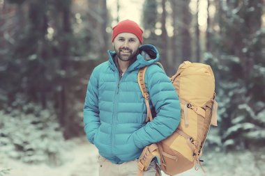 spor adam aşağı ceket manzara kış trekking / aşağı ceket bir turist, kuzeyde açık hava etkinlikleri, mevsimlik manzara