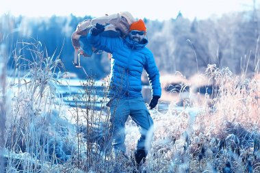 Sırt çantası / doğa manzaralı kış manzarası adamı Kanada 'da karlı bir havada ekipmanla yürüyüşe çıkan bir adam.