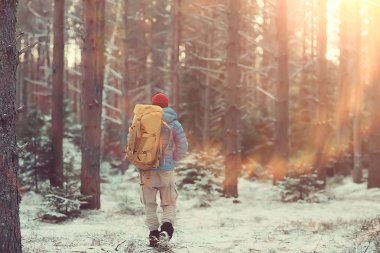 Sırt çantası / doğa manzaralı kış manzarası adamı Kanada 'da karlı bir havada ekipmanla yürüyüşe çıkan bir adam.