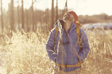 macera kış trekking / güzel bir kış manzara fonuna karşı adam, kış Avrupa'da zam. Doğa özgürlüğü kavramı