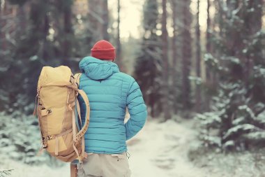Norveç'te kışın sırt çantası yürüyüş ile turist arka görünümü / Norveç kış manzara sırt çantası taşıyan bir adam.