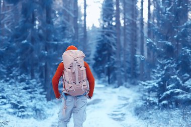 Norveç'te kışın sırt çantası yürüyüş ile turist arka görünümü / Norveç kış manzara sırt çantası taşıyan bir adam.