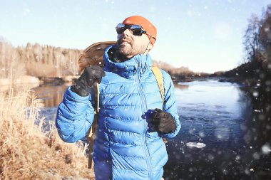 Sırt çantası / doğa manzaralı kış manzarası adamı Kanada 'da karlı bir havada ekipmanla yürüyüşe çıkan bir adam.