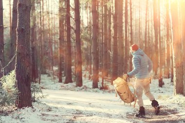 Sırt çantası / doğa manzaralı kış manzarası adamı Kanada 'da karlı bir havada ekipmanla yürüyüşe çıkan bir adam.