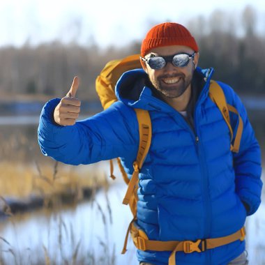 Sırt çantası / doğa manzaralı kış manzarası adamı Kanada 'da karlı bir havada ekipmanla yürüyüşe çıkan bir adam.
