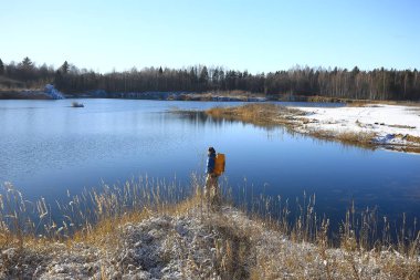 macera kış trekking / güzel bir kış manzara fonuna karşı adam, kış Avrupa'da zam. Doğa özgürlüğü kavramı