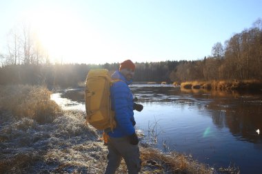 Sırt çantası / doğa manzaralı kış manzarası adamı Kanada 'da karlı bir havada ekipmanla yürüyüşe çıkan bir adam.