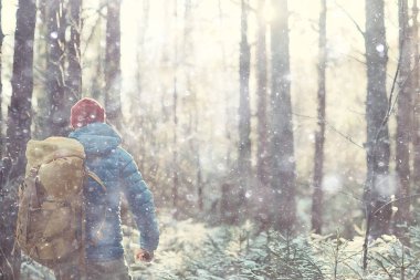 Norveç'te kışın sırt çantası yürüyüş ile turist arka görünümü / Norveç kış manzara sırt çantası taşıyan bir adam.