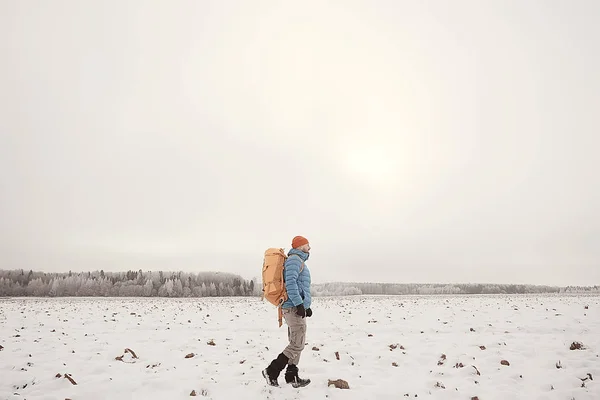 Туристический Вид Спины Человек Рюкзаком Проходит Через Зимний Лес Вид — стоковое фото