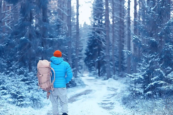 ノルウェーの冬のバックパックハイキングで観光客のバックビュー ノルウェーの冬の風景でバックパックを運ぶ1人の男性 — ストック写真