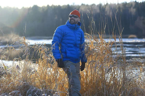 Zimní Krajina Les Batoh Muž Cestovatel Moderním Zimním Oblečení Lese — Stock fotografie