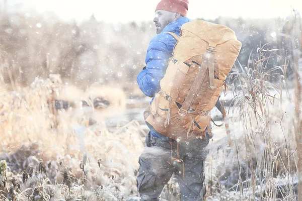 Vista Trasera Turista Con Mochila Senderismo Invierno Noruega Hombre Llevando —  Fotos de Stock