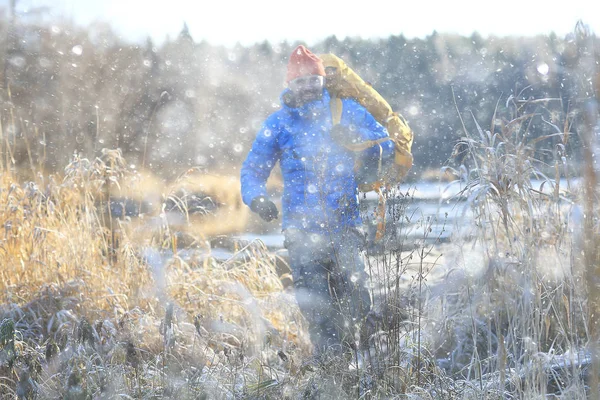 Inverno Homem Paisagem Com Uma Mochila Natureza Paisagem Homem Uma — Fotografia de Stock