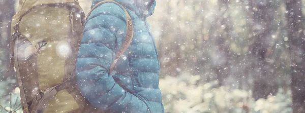Χειμερινό Τοπίο Άνθρωπος Σακίδιο Φύση Τοπίο Ένας Άνθρωπος Μια Πεζοπορία — Φωτογραφία Αρχείου