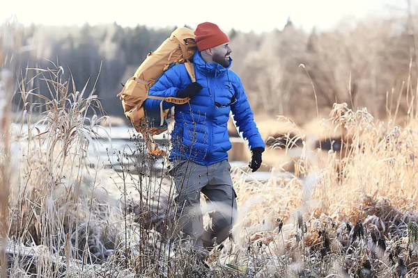 Homem Esportes Jaqueta Paisagem Inverno Trekking Jaqueta Turista Atividades Livre — Fotografia de Stock