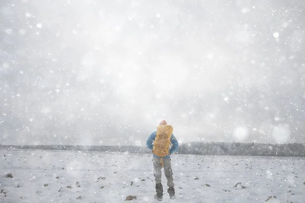 Invierno Paisaje Hombre Con Una Mochila Naturaleza Paisaje Hombre Una — Foto de Stock