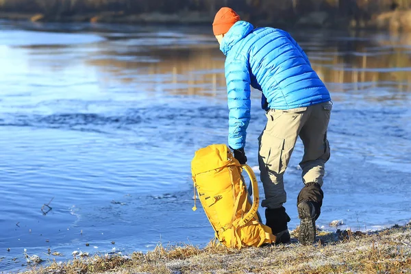 Reiziger Met Een Rugzak Van Rivier Toerist Guy Een Noordelijke — Stockfoto