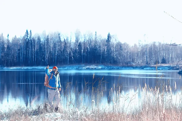 Przygoda Zima Trekking Człowiek Tle Pięknej Zimy Krajobraz Wycieczka Zimie — Zdjęcie stockowe