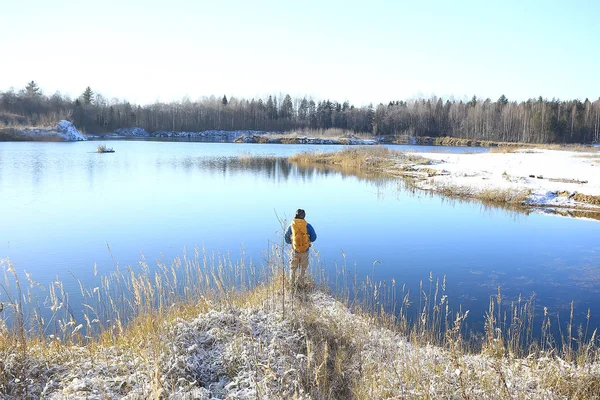 Voyageur Avec Sac Dos Près Rivière Touriste Randonnée Nordique Voyage — Photo