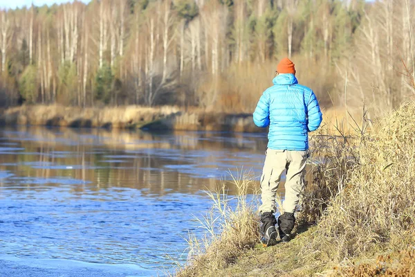 Äventyr Vinter Trekking Man Mot Bakgrund Ett Vackert Vinterlandskap Vandra — Stockfoto