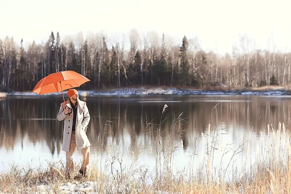 Şemsiyeli Bir Adam Şemsiyeli Bir Adam Ile Kış Yürüyüşü Kış — Stok fotoğraf