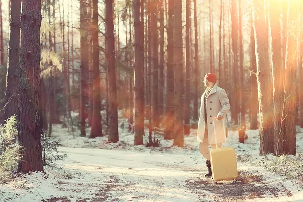冬の森の観光客 男は森 雪や木と冬の風景を背景に旅行 — ストック写真