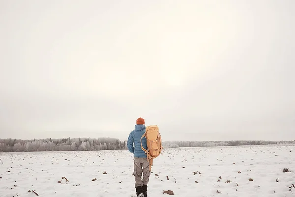 Tourist View Back Man Backpack Goes Winter Forest View Outgoing — Stock Photo, Image