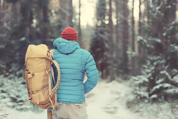 Achteraanzicht Van Toerist Met Rugzak Wandelen Winter Noorwegen Een Man — Stockfoto