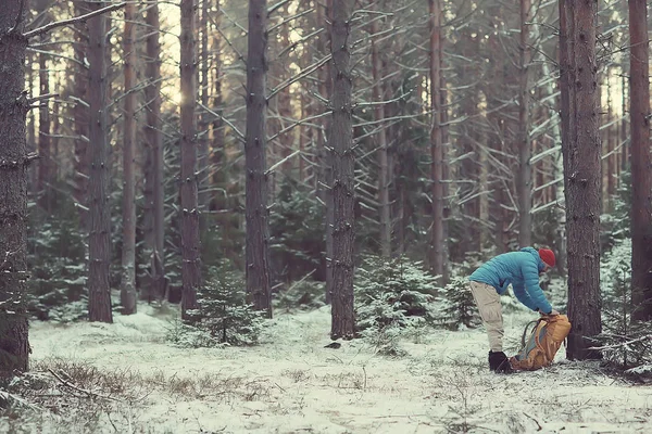 Abenteuer Wintertrekking Mann Vor Der Kulisse Einer Wunderschönen Winterlandschaft Wandern — Stockfoto