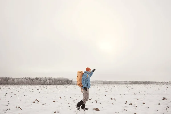 後ろからの観光ビュー バックパックを持つ男は冬の森を通り抜け 発信の景色 — ストック写真