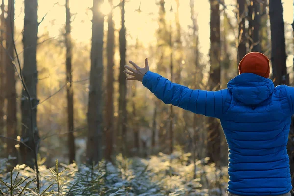 Spor Adam Aşağı Ceket Manzara Kış Trekking Aşağı Ceket Bir — Stok fotoğraf