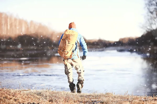 Invierno Paisaje Hombre Con Una Mochila Naturaleza Paisaje Hombre Una —  Fotos de Stock