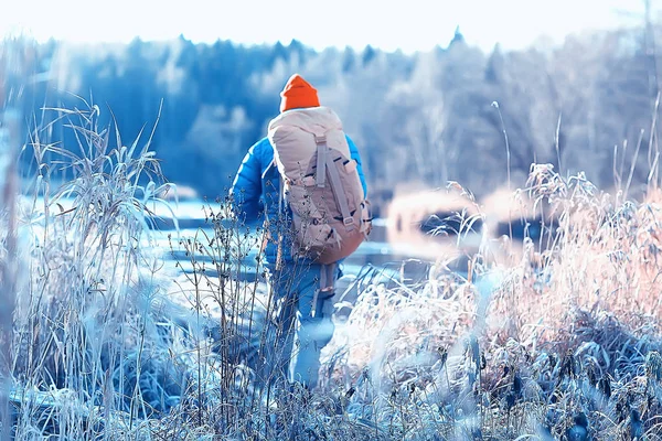 Norveç'te kışın sırt çantası yürüyüş ile turist arka görünümü / Norveç kış manzara sırt çantası taşıyan bir adam.