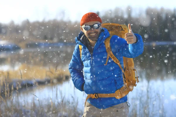 Paesaggio Invernale Uomo Con Uno Zaino Paesaggio Naturale Uomo Escursione — Foto Stock