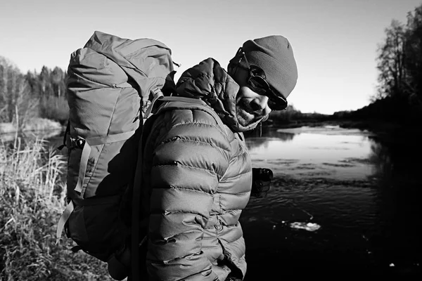 Voyageur Avec Sac Dos Près Rivière Touriste Randonnée Nordique Voyage — Photo